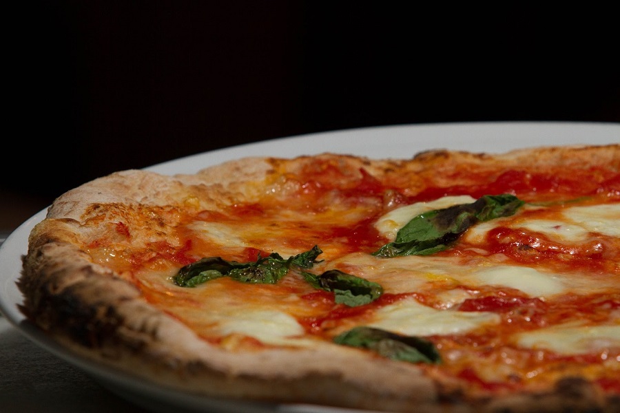 Pizza Margherita é uma das opções da Baco