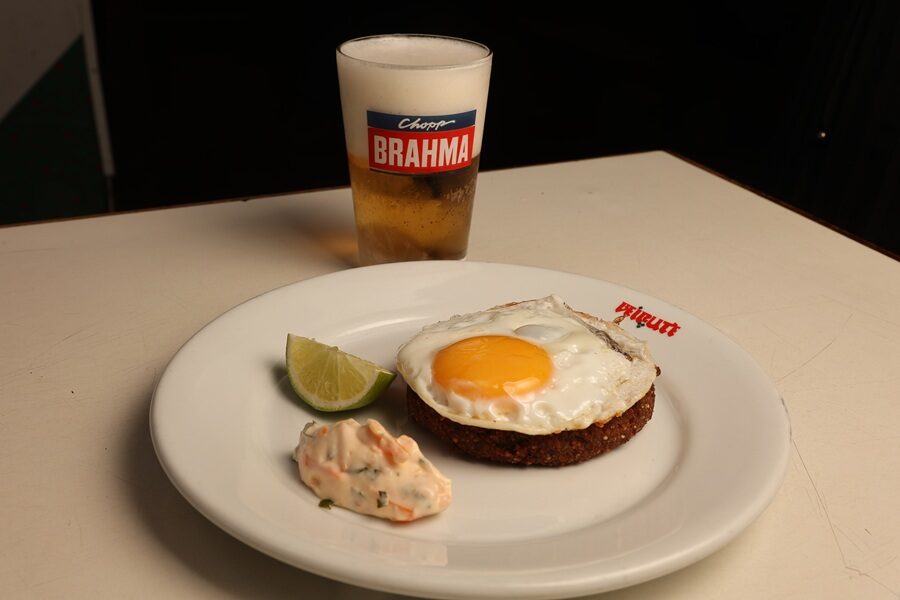Guia de Bares Brahma celebra harmonização entre pratos clássicos e cerveja