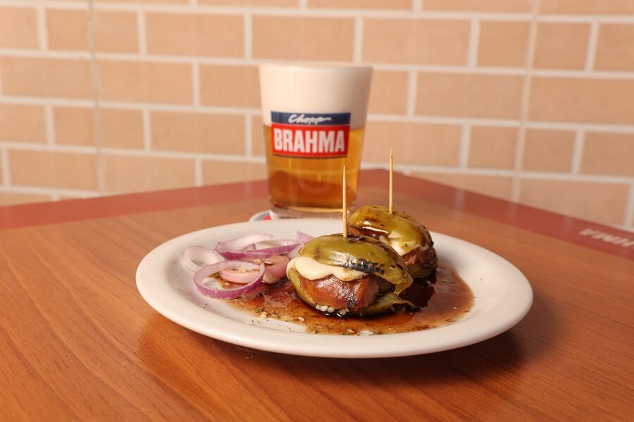 Jiló recheado do Toca do Chopp é um dos petiscos do Guia de Bares Brahma